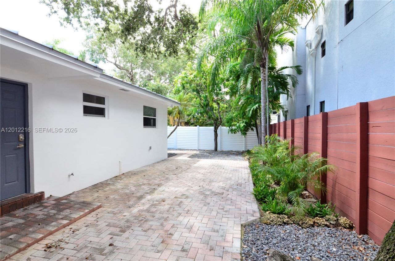3050 Virginia St , Unit Front, Miami, FL 33133 Photo