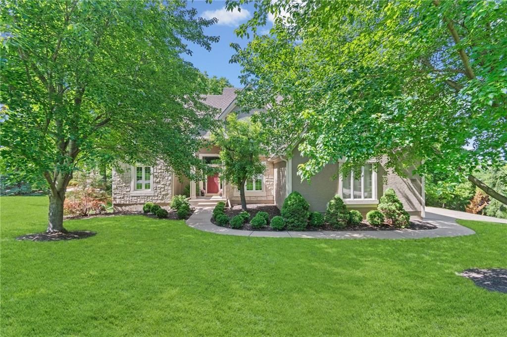 5733 N Pointe Terrace, Parkville, MO 64152 Main Photo