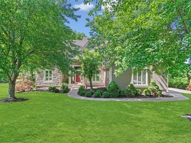 5733 N Pointe Terrace, Parkville, MO 64152
