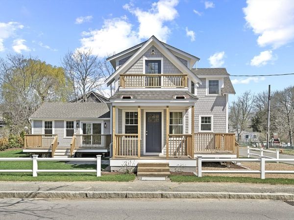 33 Vineyard Ave, Oak Bluffs, MA 02557