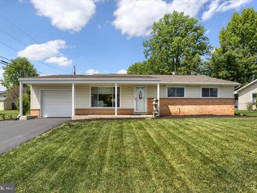 5221 STUART DRIVE, MECHANICSBURG, PA 17055