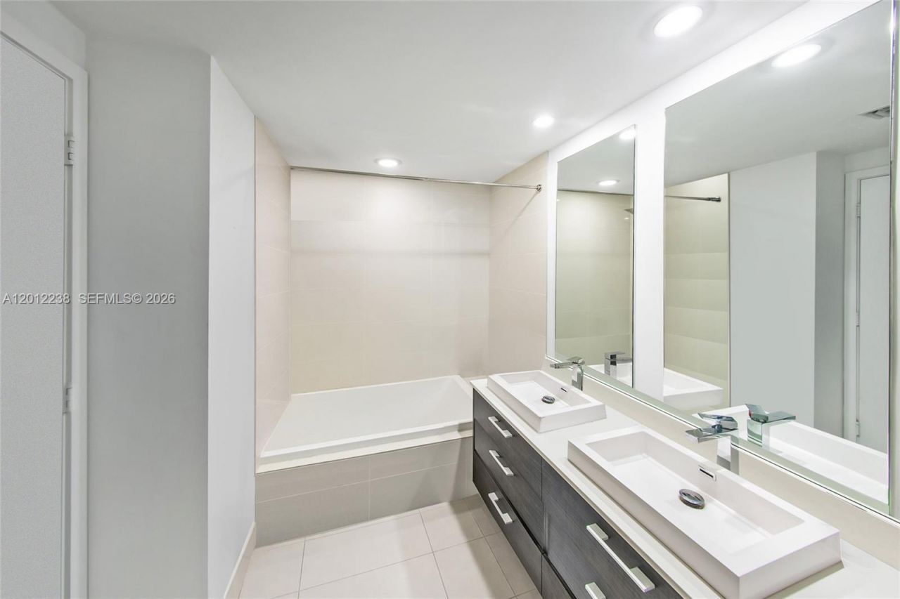 45 SW 9th St , Unit 1604, Miami, FL 33130 Photo