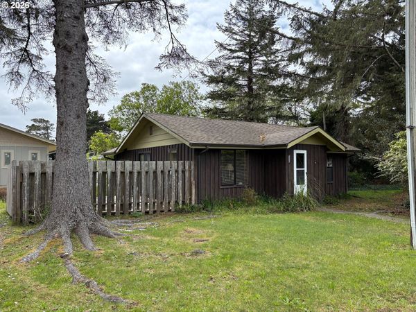 330 10TH ST, Bandon, OR 97411