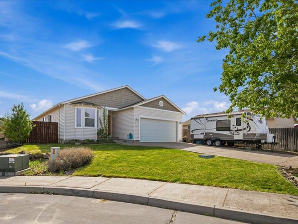 3020 NW 9th Court, Redmond, OR 97756