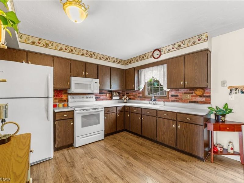 176 Pinewood Drive, Elyria, OH 44035 Photo 9
