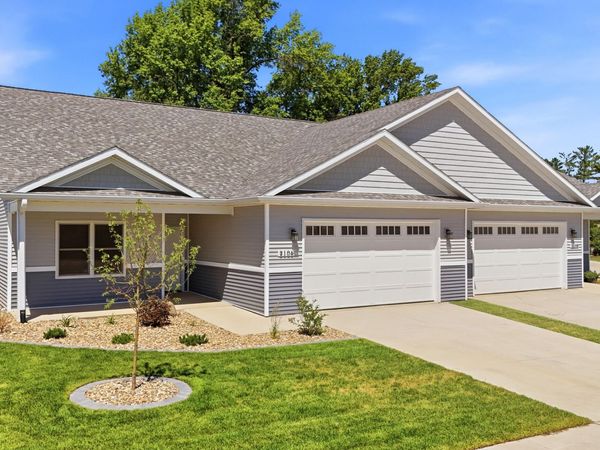2106 CLARABECK LN, Muscatine, IA 52761