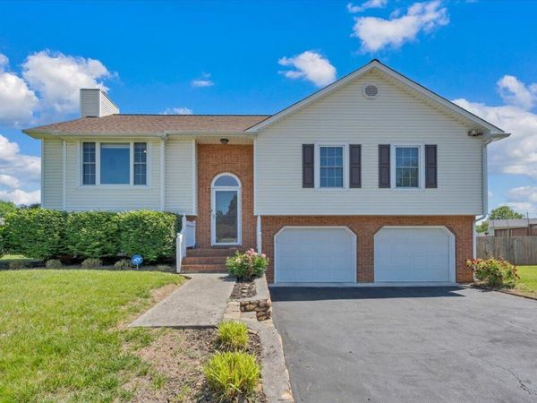 1010 Barrens Village LN, Roanoke, VA 24019