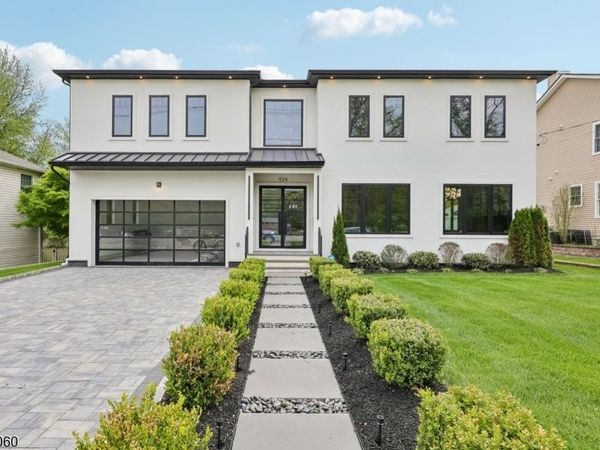 424 E Ridgewood Ave, Paramus, NJ 07652