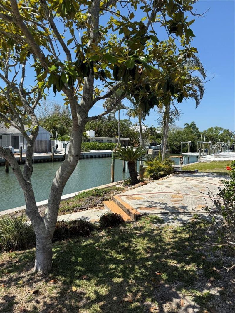541 De Narvaez Drive, Longboat Key, FL 34228 Main Photo