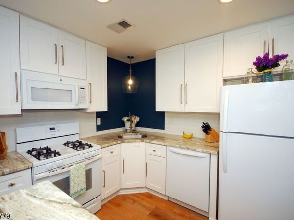 8 Henley Dr, Franklin, NJ 08873