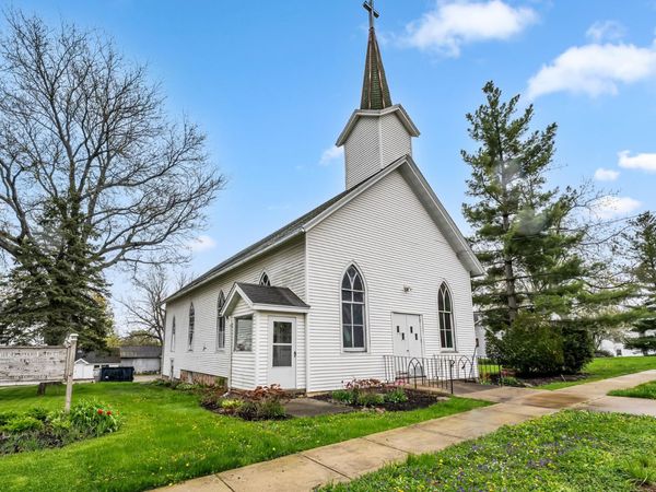 1529 Church St, Lyons, WI 53148