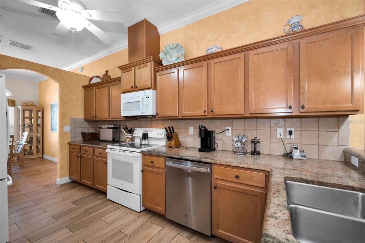 8202 Wild Oaks Circle, Largo, FL 33773 Photo