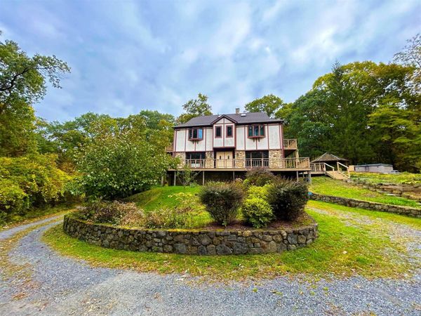 5 Camelot , Marlboro, NY 12542