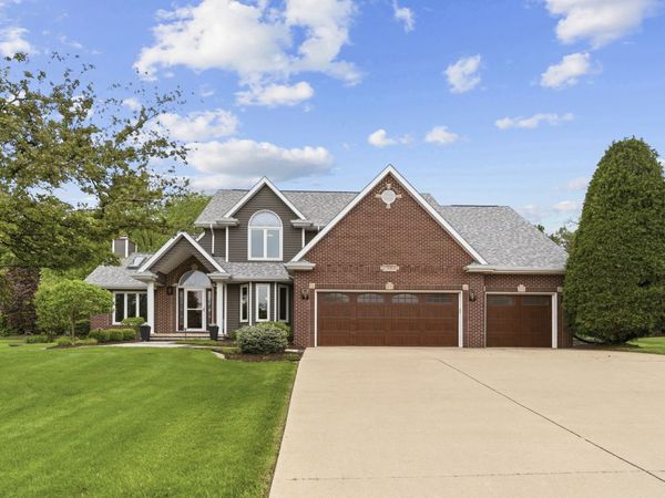 4986 Foxborough Court , Bettendorf, IA 52722