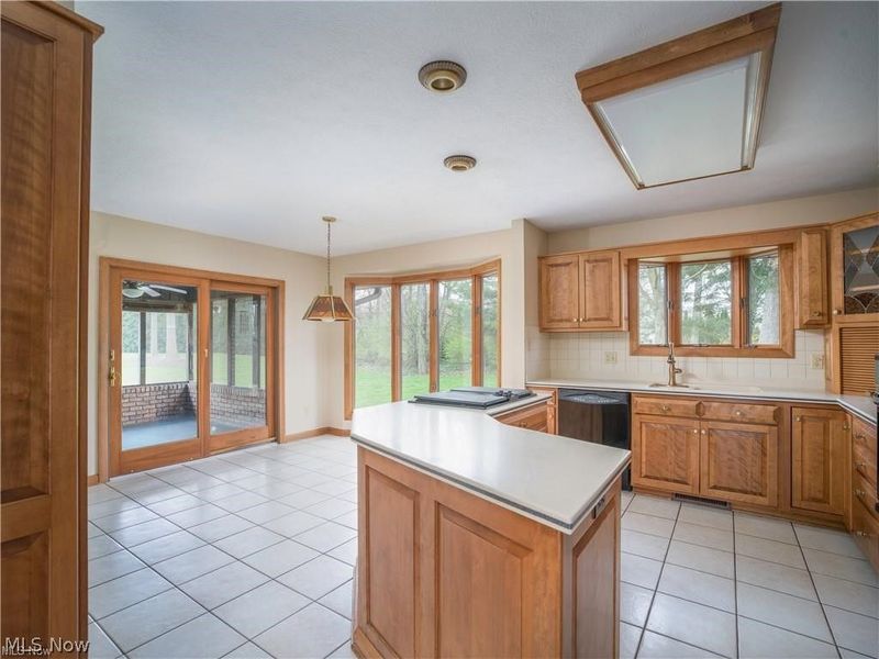 963 Mansion Circle, Barberton, OH 44203 Photo 12