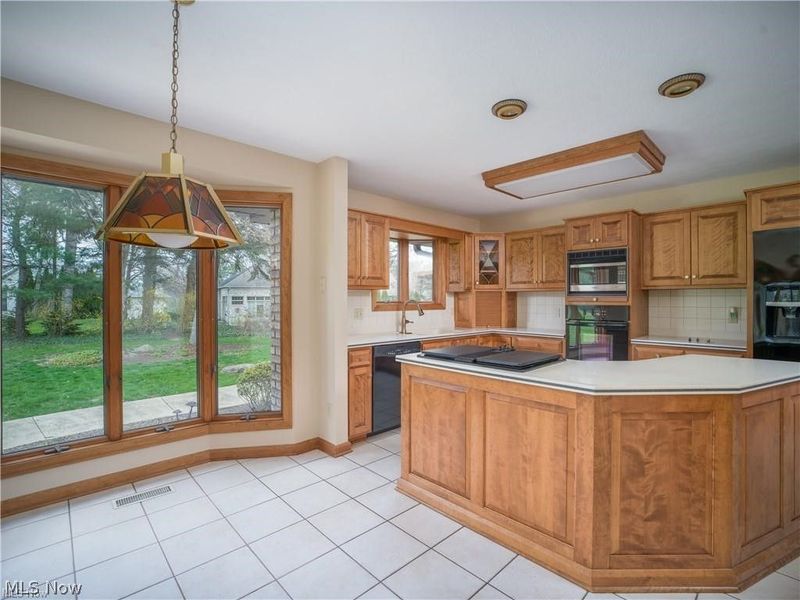 963 Mansion Circle, Barberton, OH 44203 Photo 13