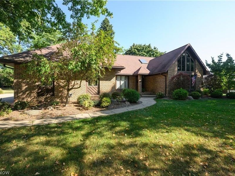 963 Mansion Circle, Barberton, OH 44203 Photo 2