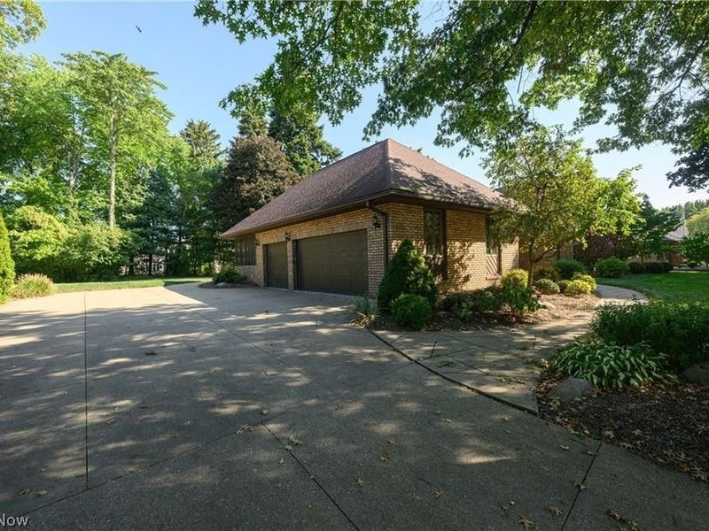 963 Mansion Circle, Barberton, OH 44203 Photo 3