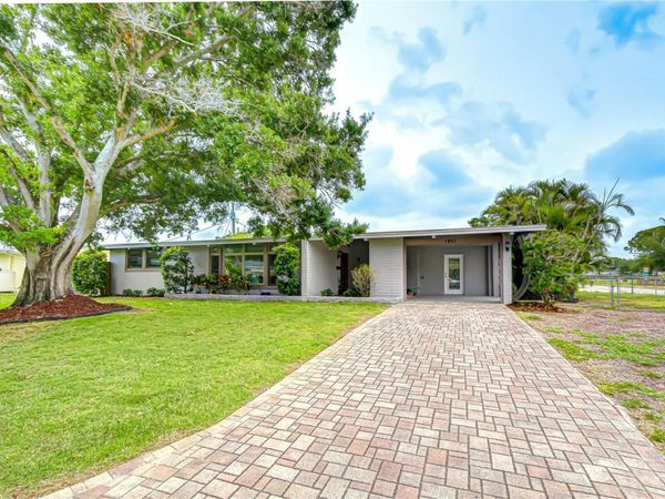 1901 OXFORD STREET N, ST PETERSBURG, FL 33710