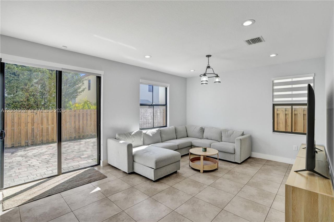 8895 NW 100th Pl, Doral, FL 33178 Photo