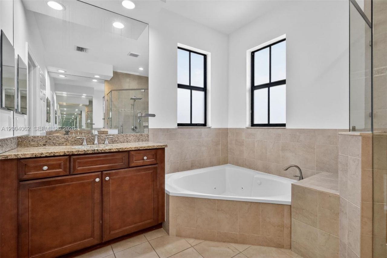 8895 NW 100th Pl, Doral, FL 33178 Photo
