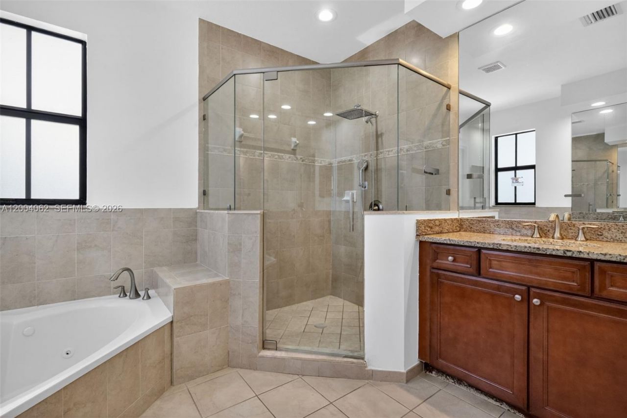 8895 NW 100th Pl, Doral, FL 33178 Photo