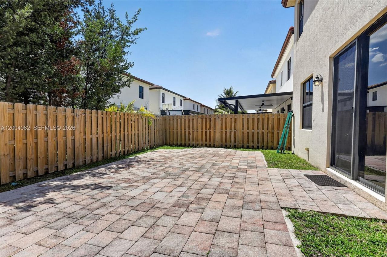 8895 NW 100th Pl, Doral, FL 33178 Photo