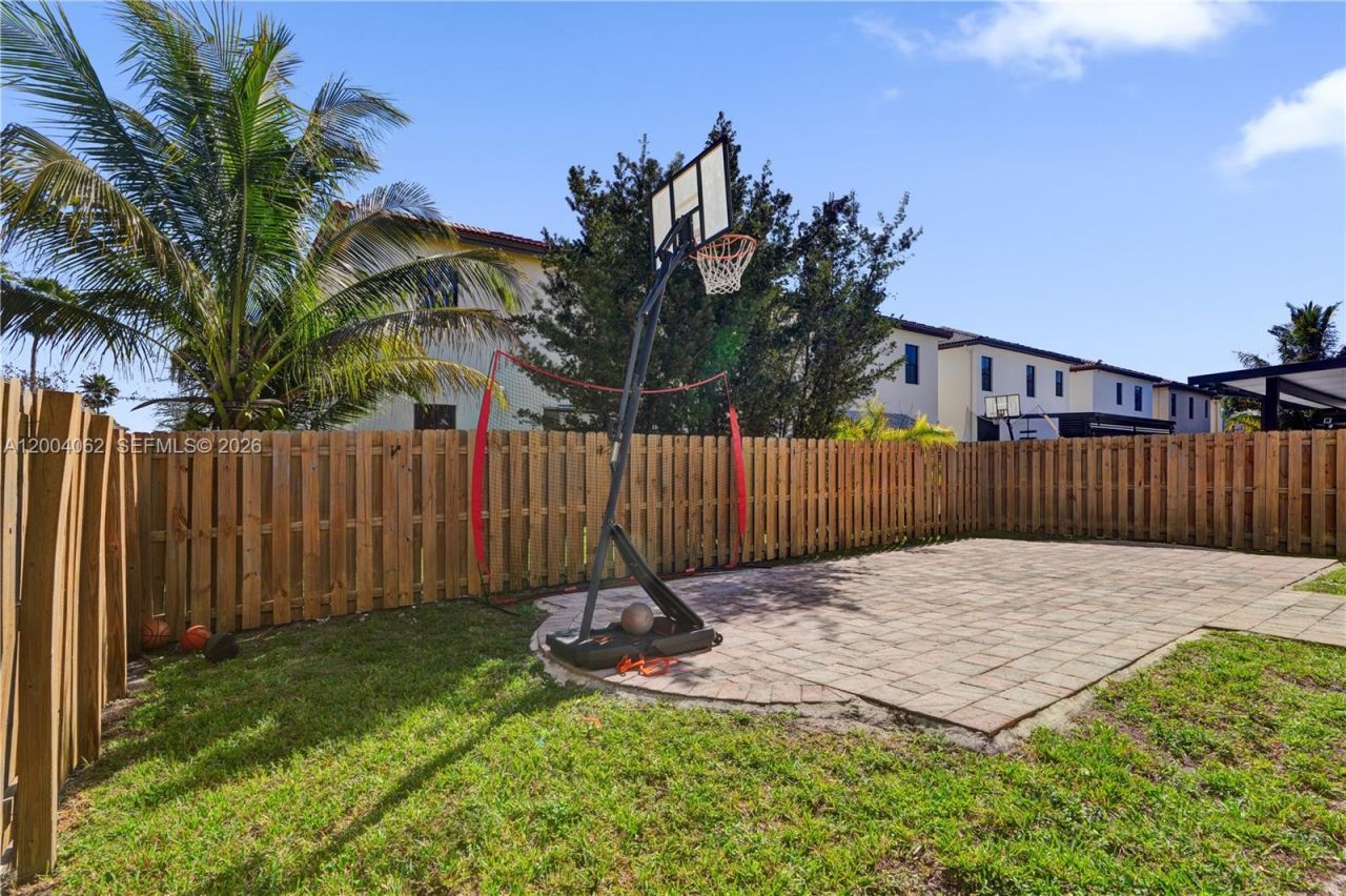 8895 NW 100th Pl, Doral, FL 33178 Photo