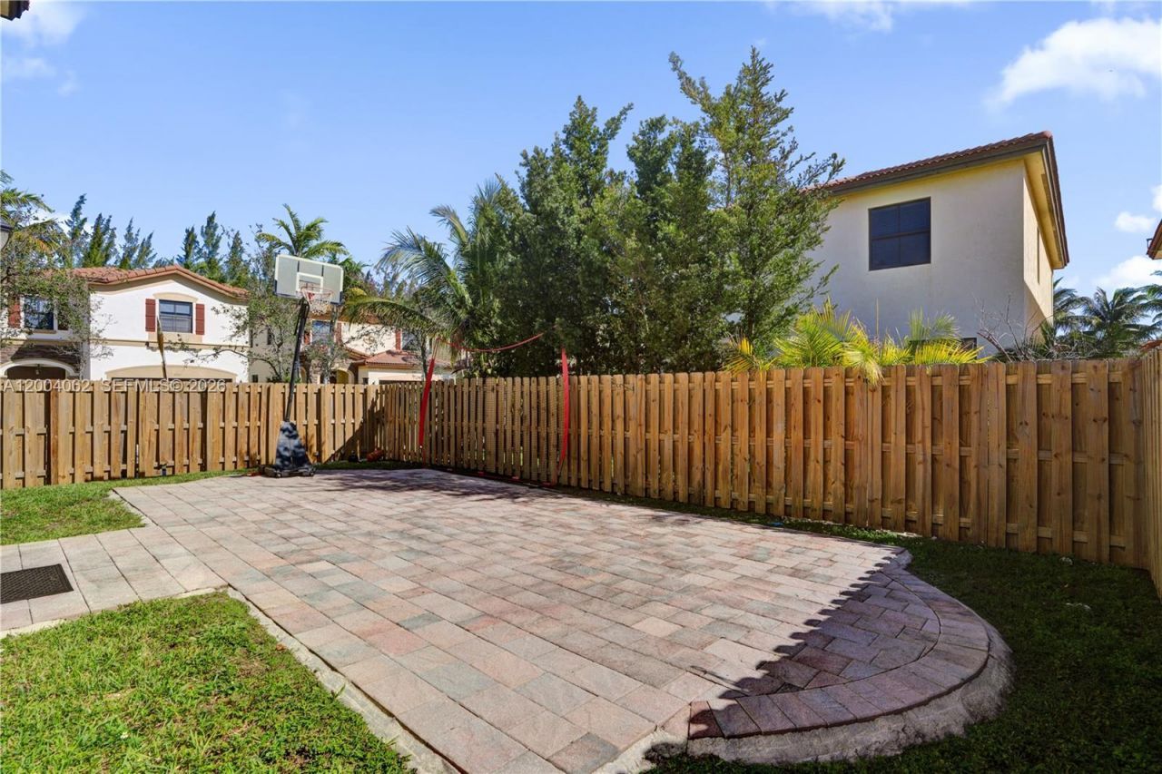 8895 NW 100th Pl, Doral, FL 33178 Photo