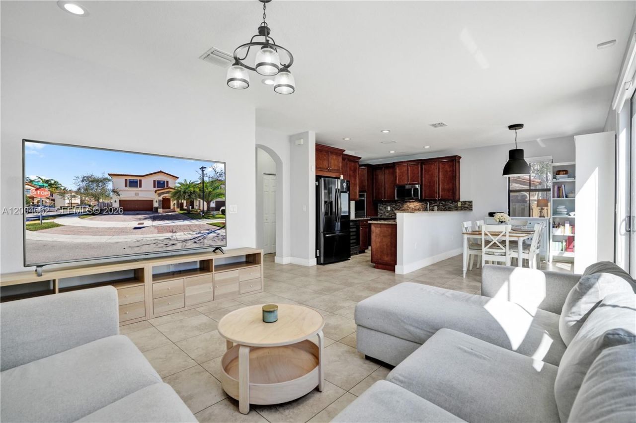 8895 NW 100th Pl, Doral, FL 33178 Photo