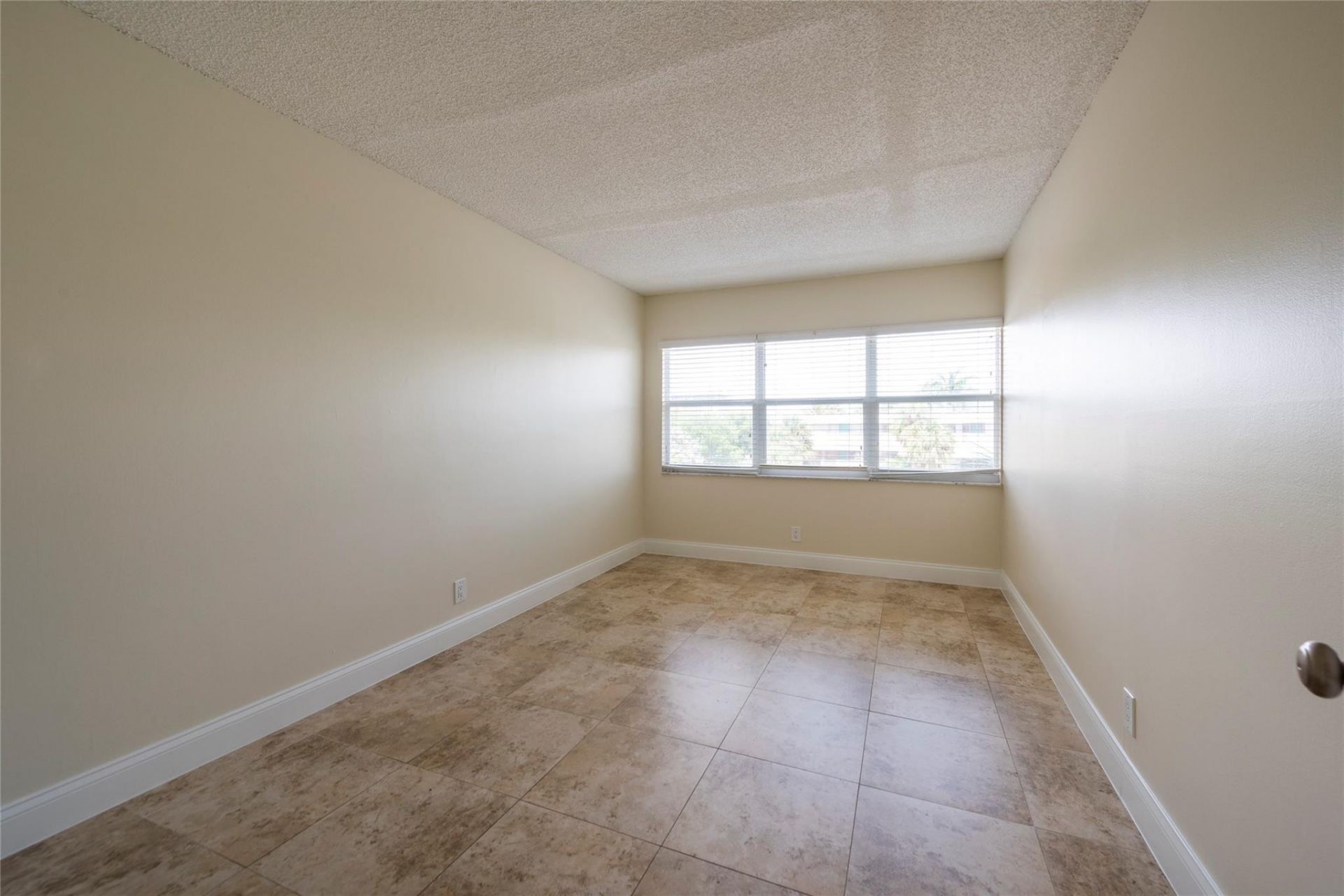 2555 NE 11th Street, Unit 302, Fort Lauderdale, FL 33304 Photo