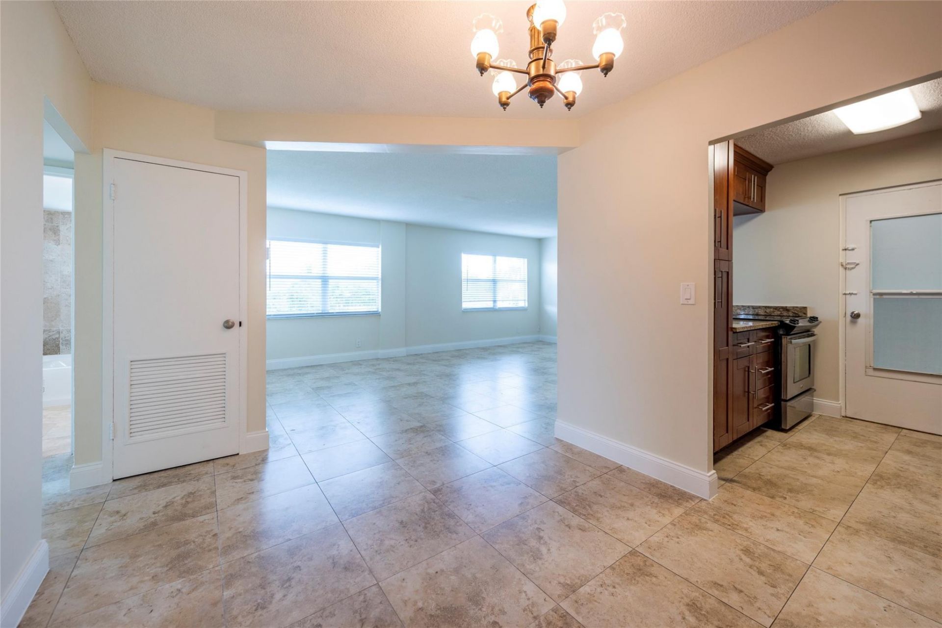 2555 NE 11th Street, Unit 302, Fort Lauderdale, FL 33304 Photo