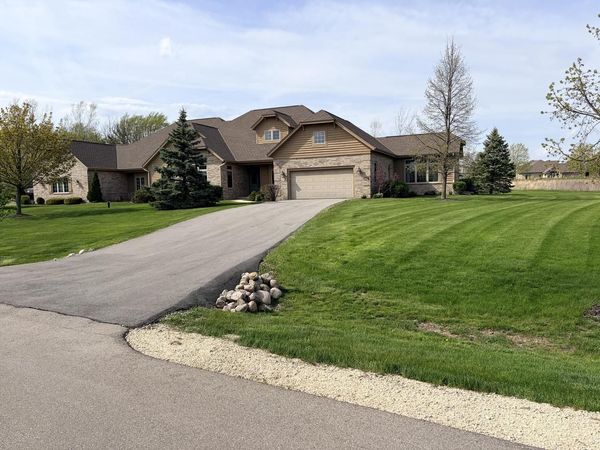 10803 Essex DRIVE, Mequon, WI 53092