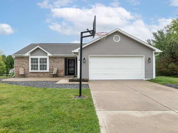 221 Creekside Court, Whiteland, IN 46184