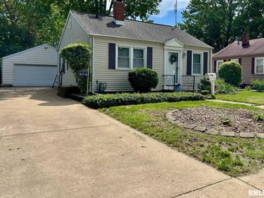 304 SHERWOOD Drive, Pekin, IL 61554