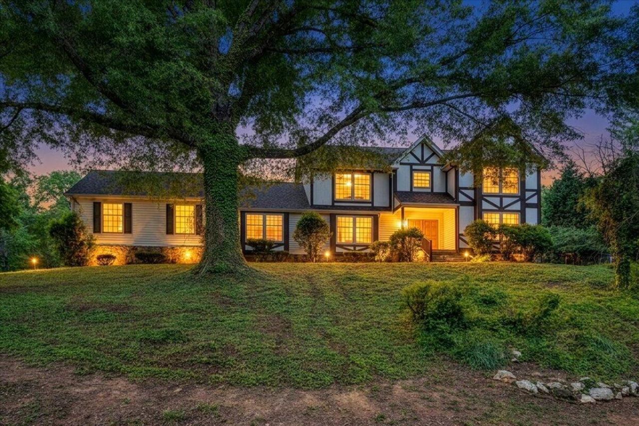 802 Oakwood Dr Sw, Roanoke, VA 24015 Main Photo