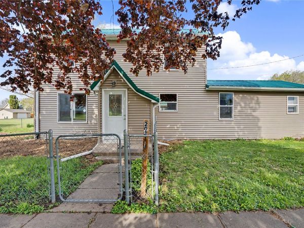 203 S Main St , Stanwood, IA 52337