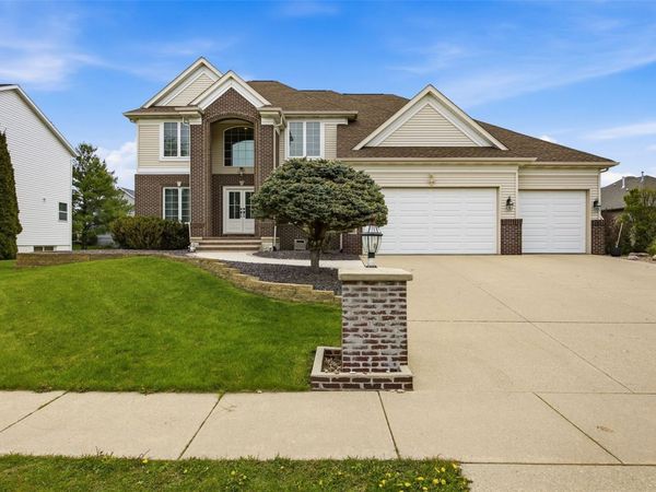 570 Landau Street , Robins, IA 52328