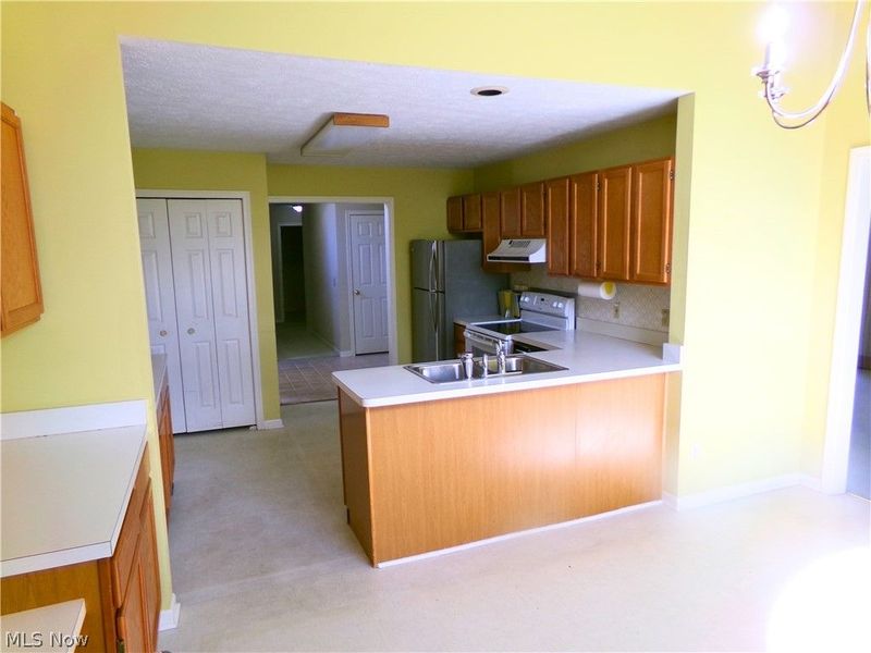 4911 Pond Drive NW, North Canton, OH 44720 Photo 10