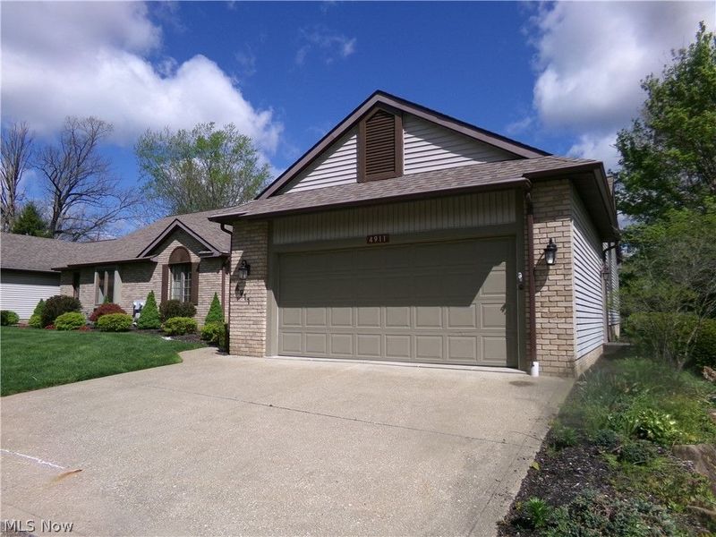 4911 Pond Drive NW, North Canton, OH 44720 Photo 2