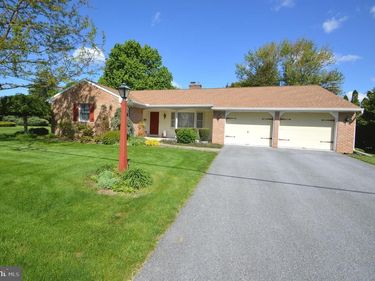 230 ADELE AVENUE, MANHEIM, PA 17545