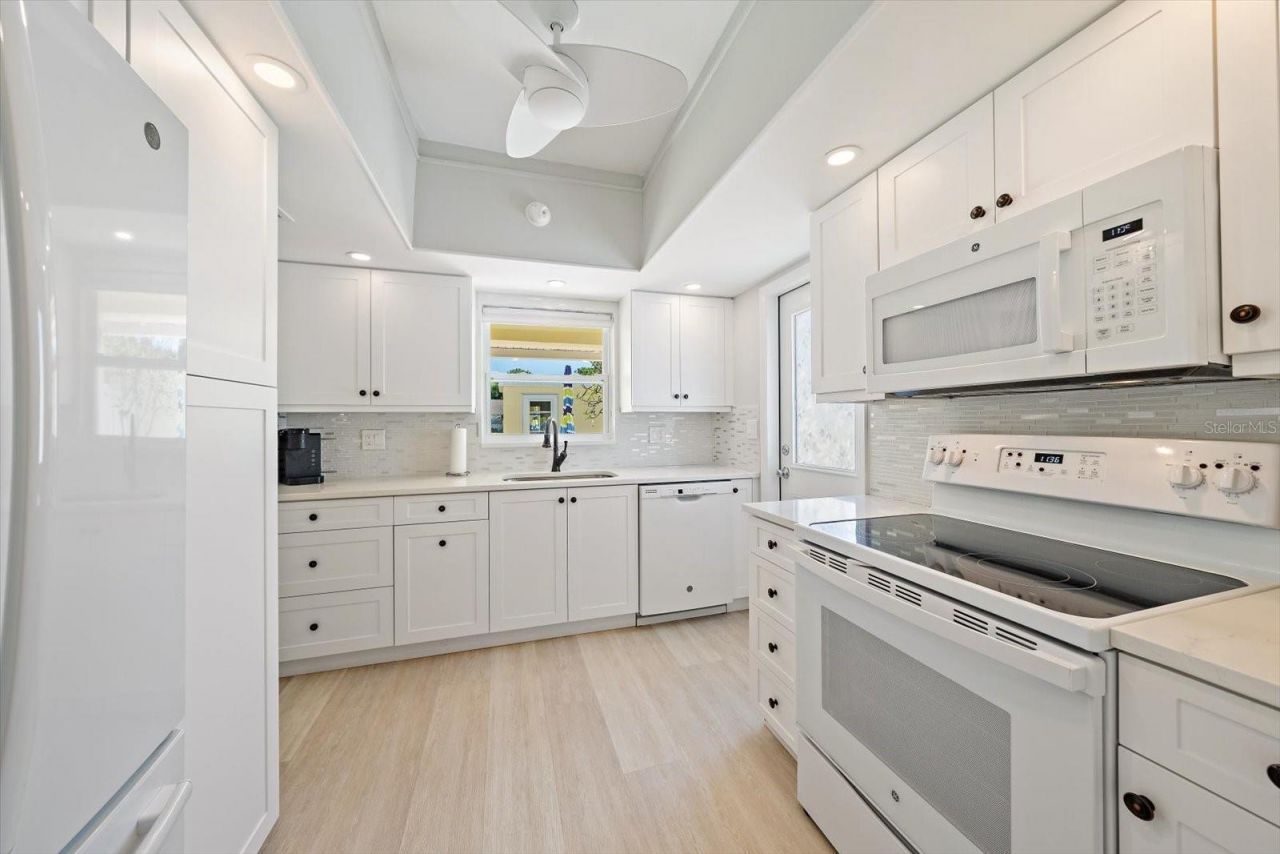 5936 Driftwood Avenue, Unit 16, Sarasota, FL 34231 Photo