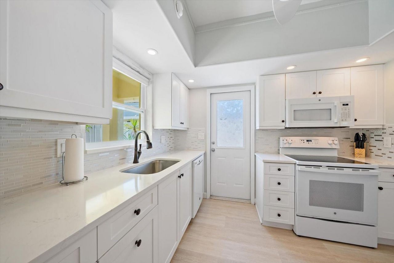 5936 Driftwood Avenue, Unit 16, Sarasota, FL 34231 Photo
