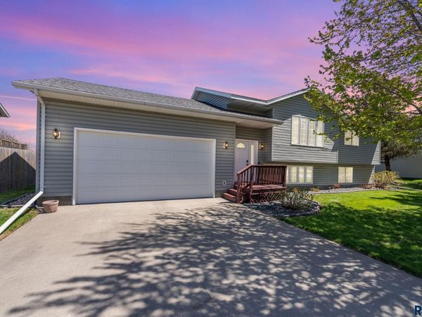 1516 N Minnesota St, Mitchell, SD 57301