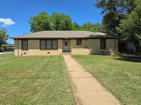 932 W Live Oak Street , Jacksboro, TX 76458