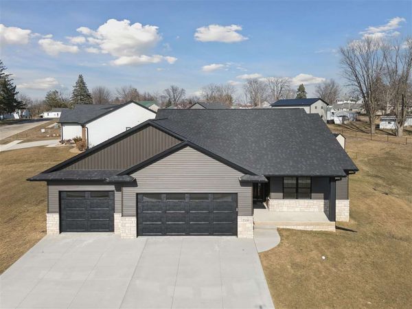 718 Pointer Circle, Center Point, IA 52213