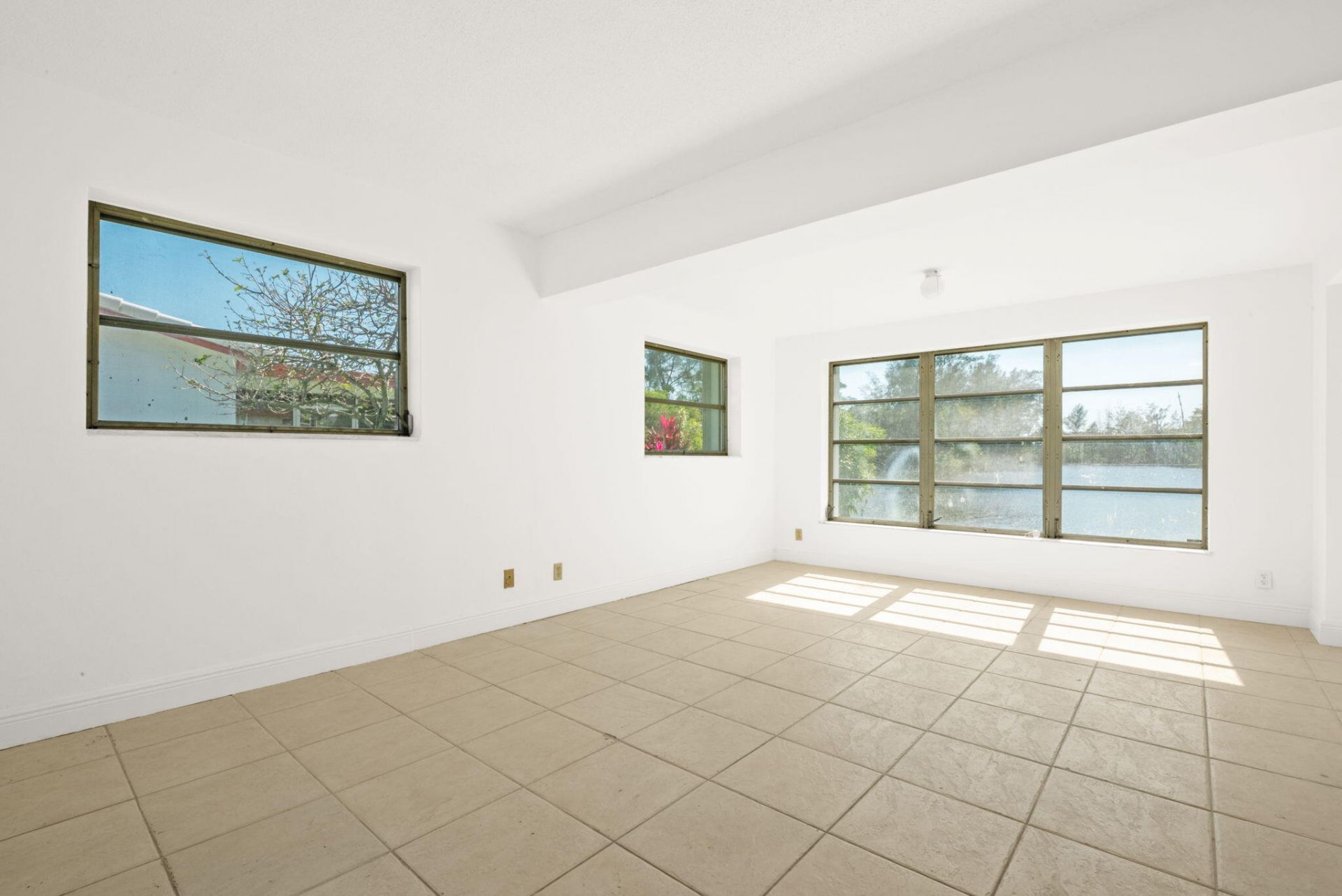 5205 NW 28th Avenue, Tamarac, FL 33309 Photo