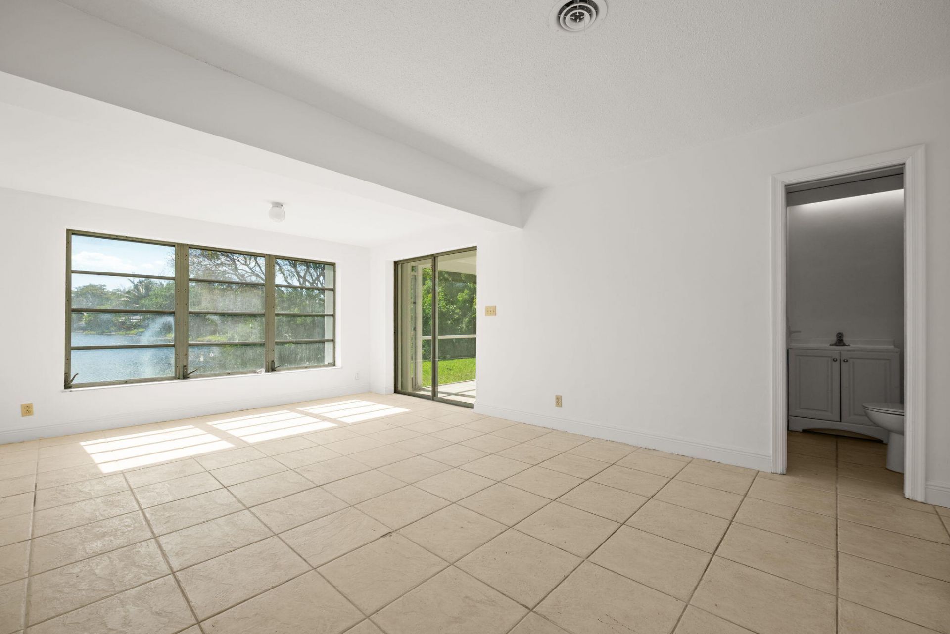 5205 NW 28th Avenue, Tamarac, FL 33309 Photo