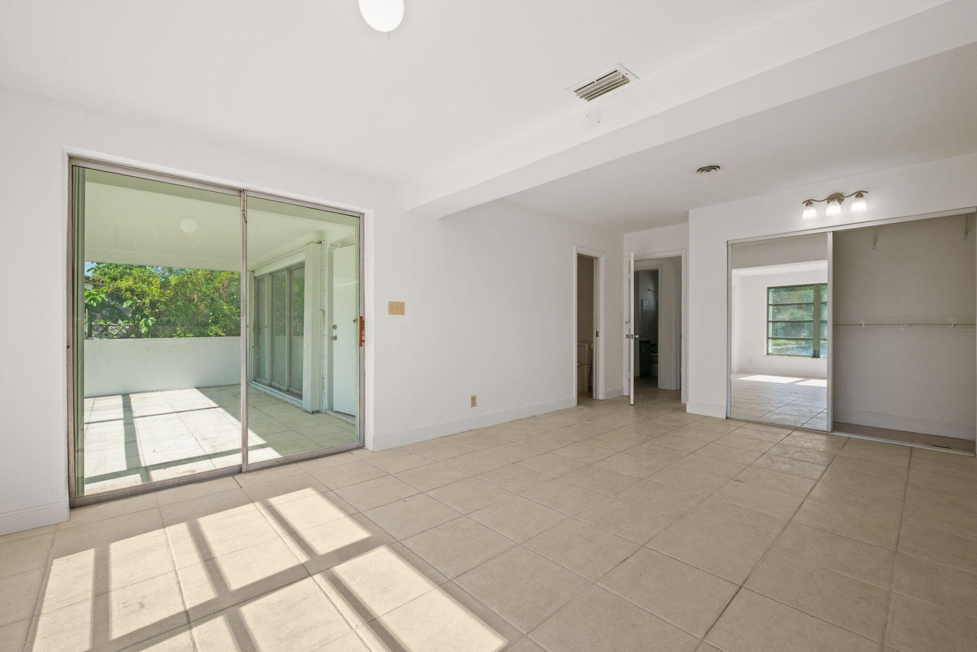 5205 NW 28th Avenue, Tamarac, FL 33309 Photo