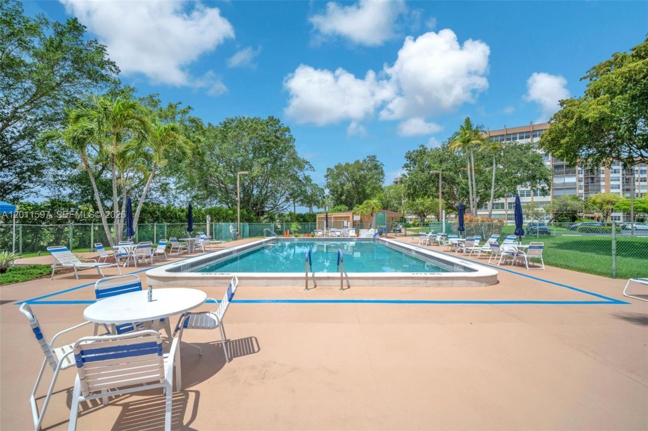 1200 Saint Charles Pl, Unit 415, Pembroke Pines, FL 33026 Photo